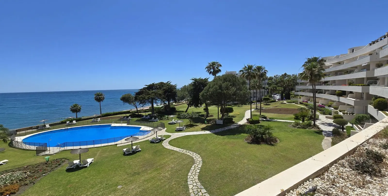 Sale of middle floor apartment in Estepona 28
