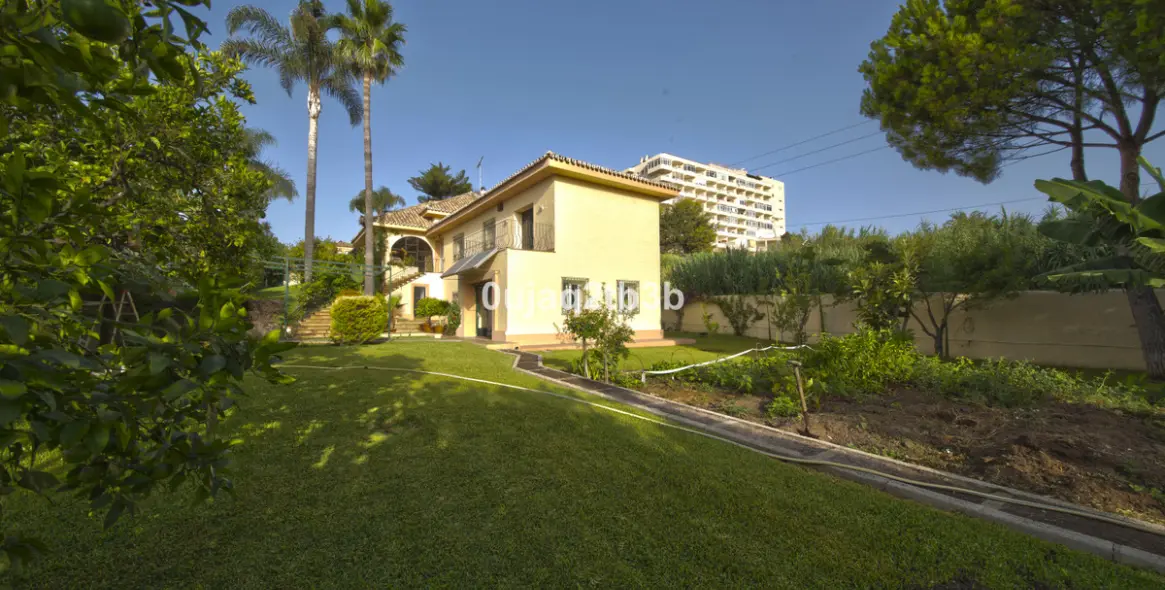 Продажа  отдельно стоящей виллы в New Golden Mile 7