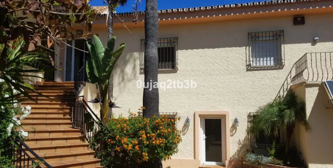 Продажа  отдельно стоящей виллы в New Golden Mile 31