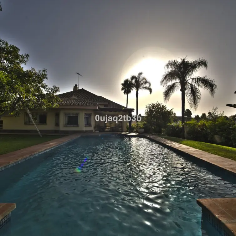 Sale of detached villa in New Golden Mile