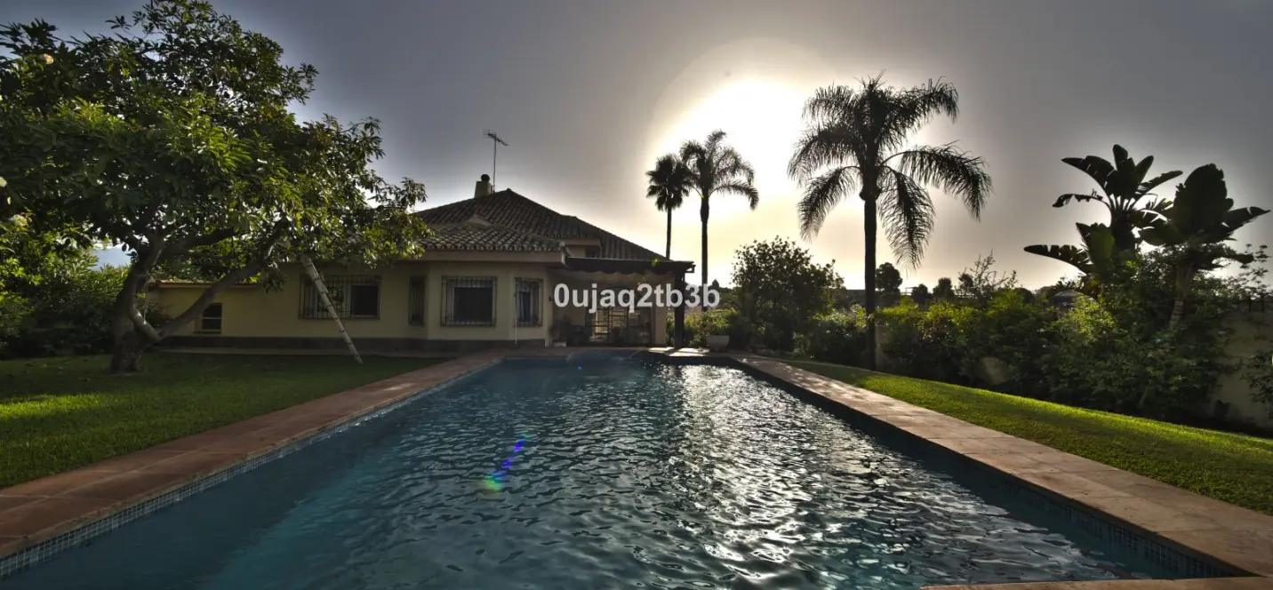 Sale of detached villa in New Golden Mile 1