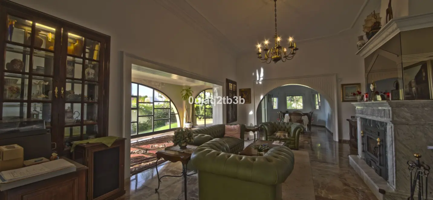 Sale of detached villa in New Golden Mile 2
