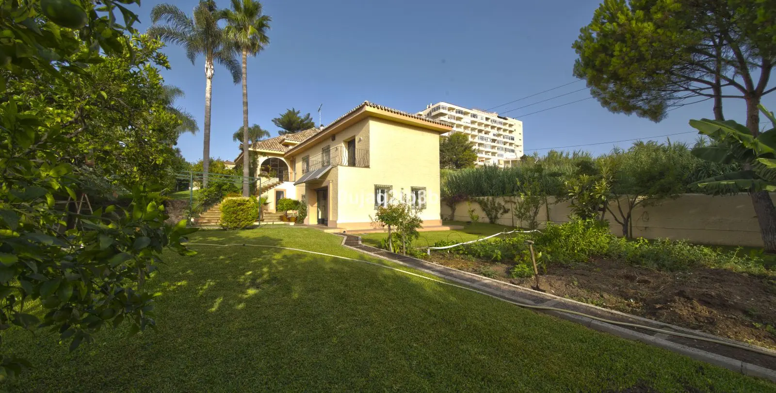 Sale of detached villa in New Golden Mile 7