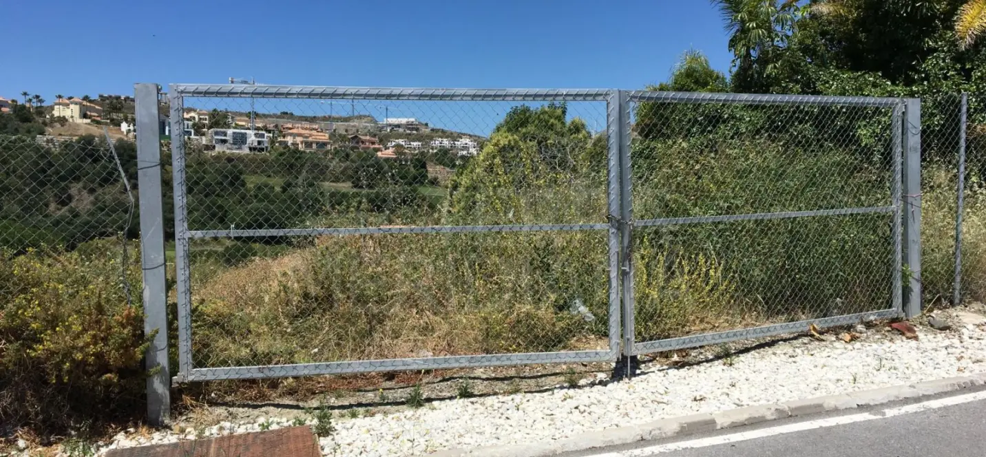 Sale of residential plot in New Golden Mile 3