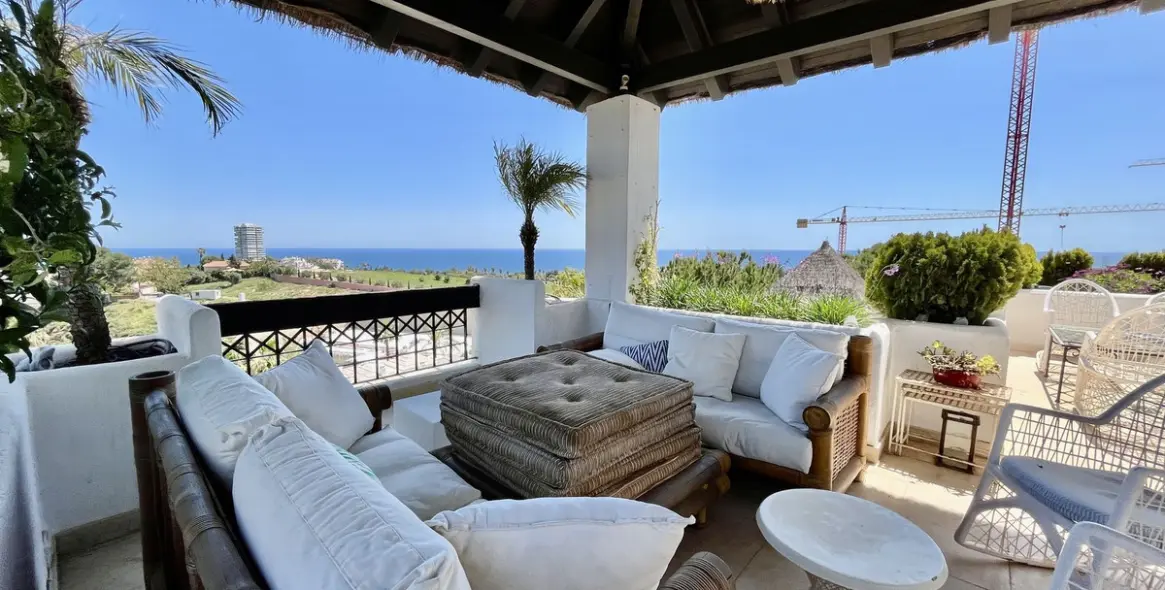 Sale of penthouse in Río Real 2
