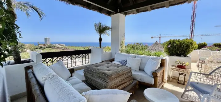 Sale of penthouse in Río Real 1