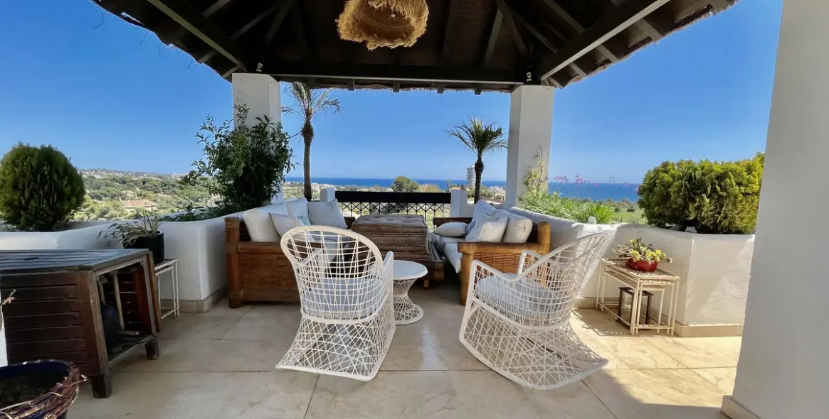 Sale of penthouse in Río Real 3