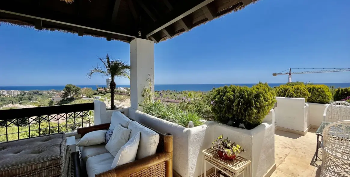 Sale of penthouse in Río Real 4