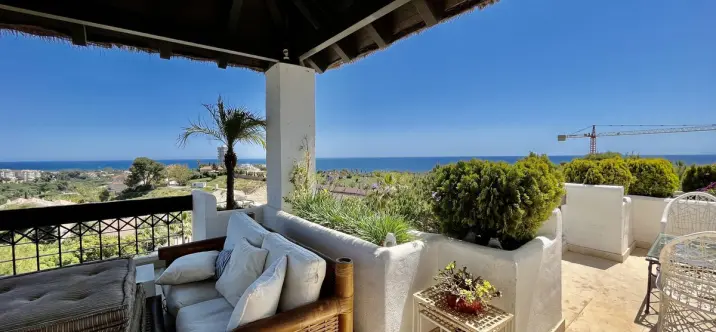 Sale of penthouse in Río Real 3