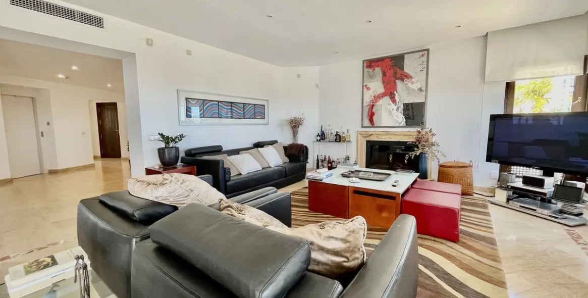 Sale of penthouse in Río Real 5