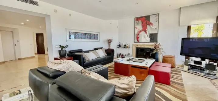 Sale of penthouse in Río Real 4