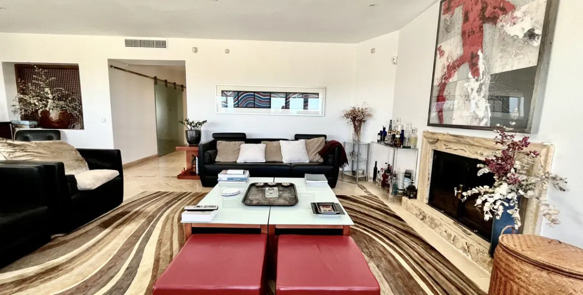 Sale of penthouse in Río Real 6
