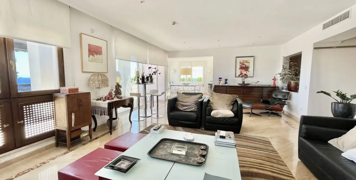 Sale of penthouse in Río Real 7