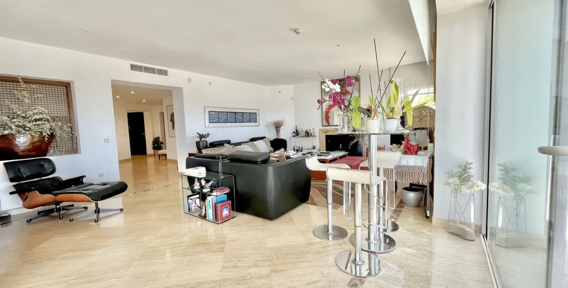 Sale of penthouse in Río Real 8