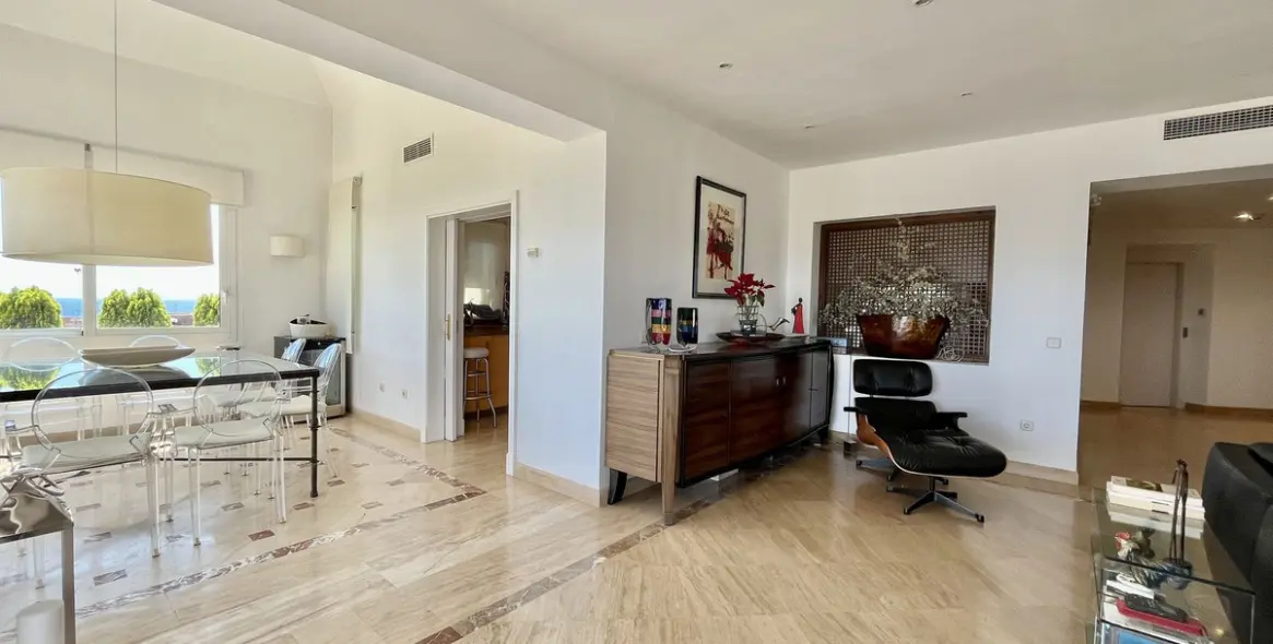 Sale of penthouse in Río Real 9