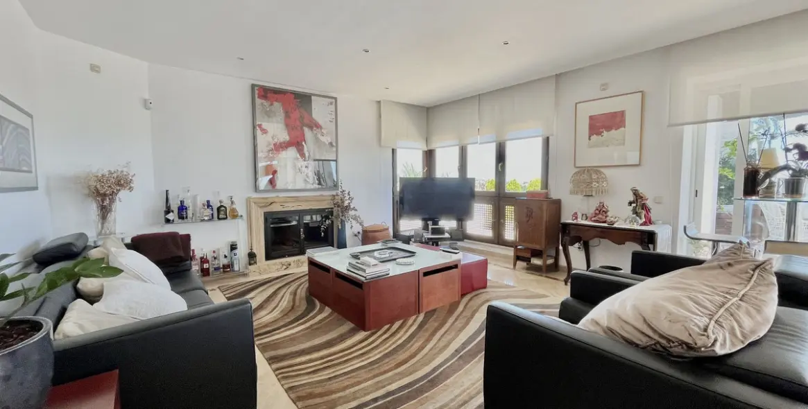 Sale of penthouse in Río Real 10