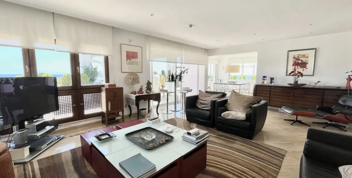 Sale of penthouse in Río Real 11