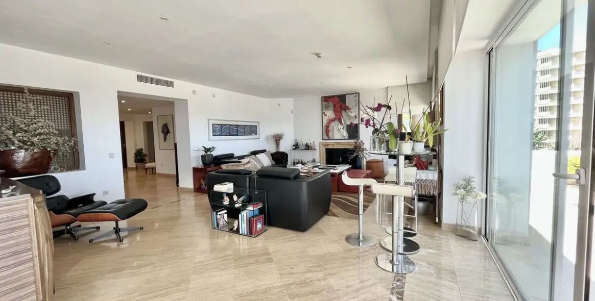 Sale of penthouse in Río Real 12