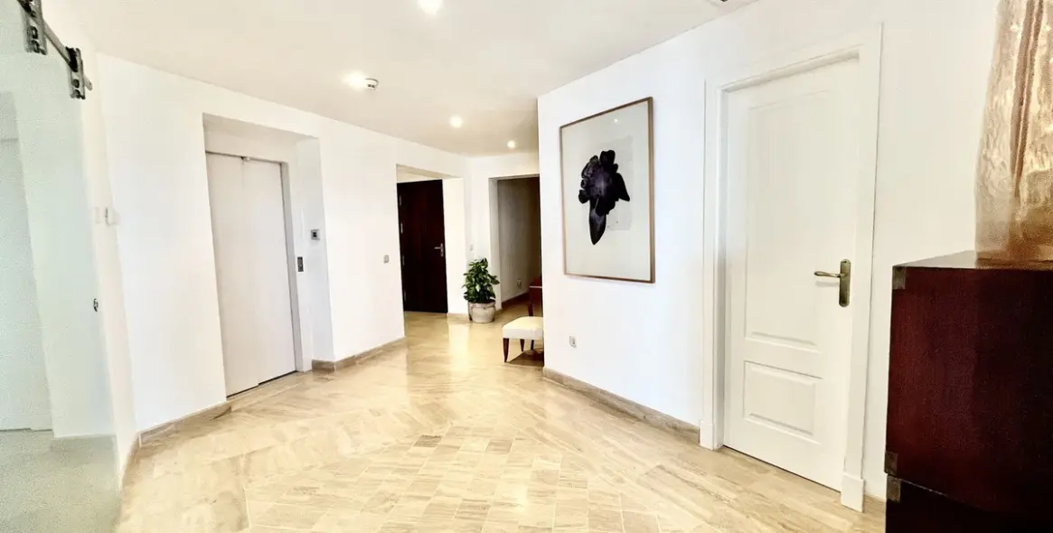 Sale of penthouse in Río Real 16