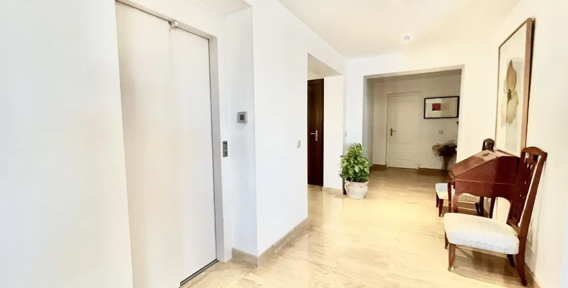 Sale of penthouse in Río Real 17