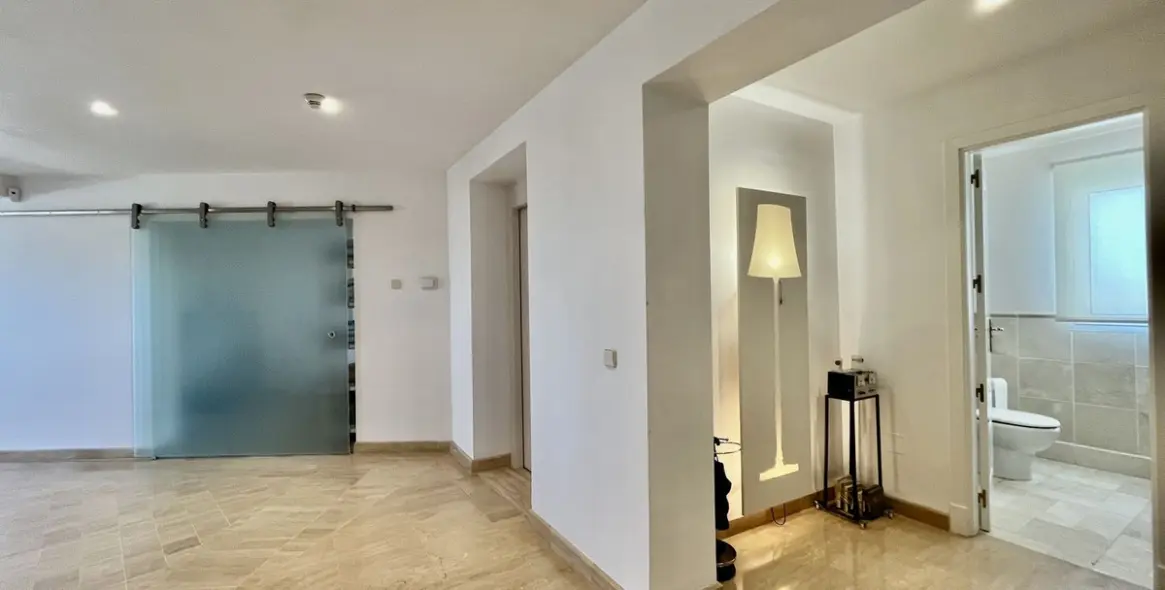 Sale of penthouse in Río Real 20