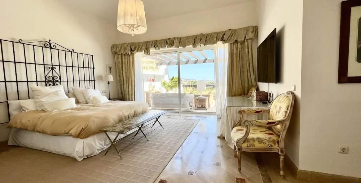 Sale of penthouse in Río Real 21