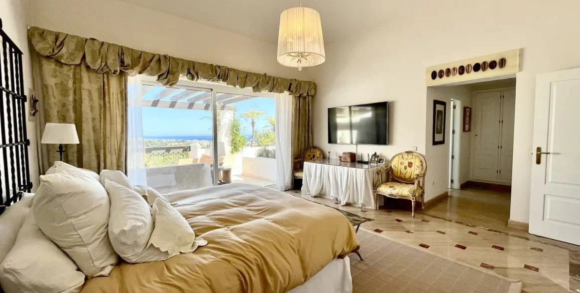 Sale of penthouse in Río Real 23