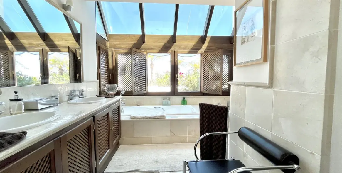 Sale of penthouse in Río Real 25