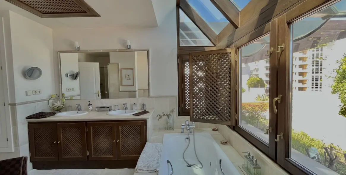 Sale of penthouse in Río Real 26