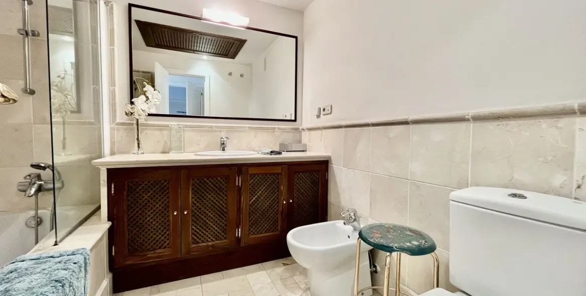 Sale of penthouse in Río Real 28