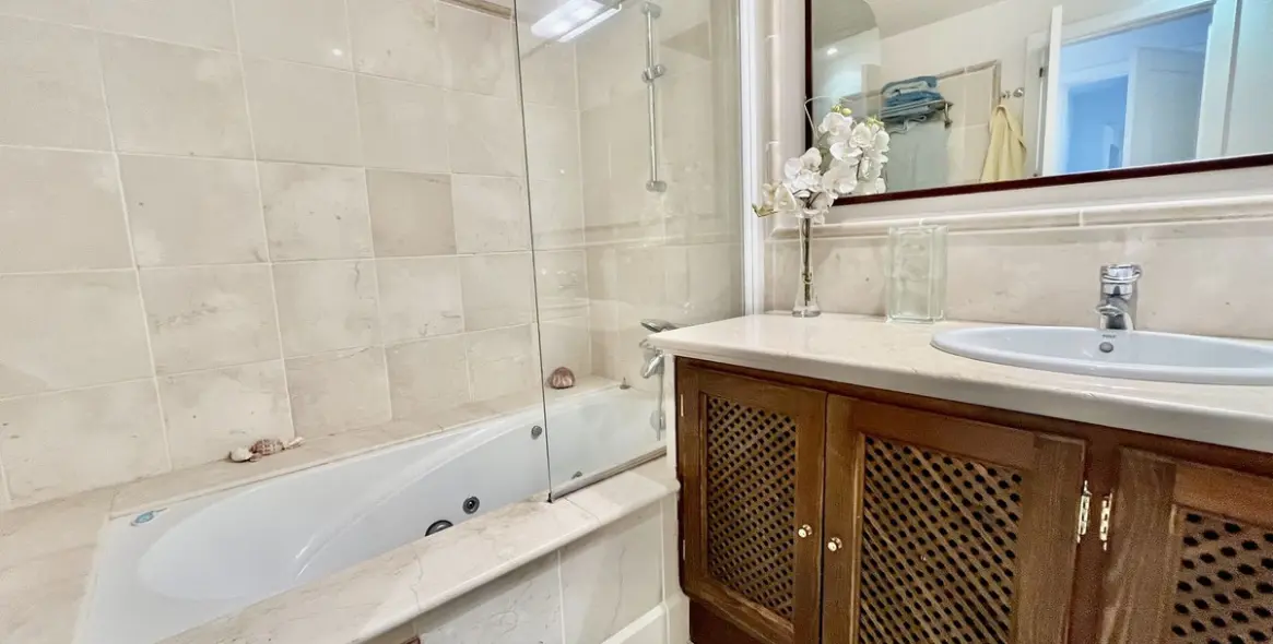 Sale of penthouse in Río Real 29