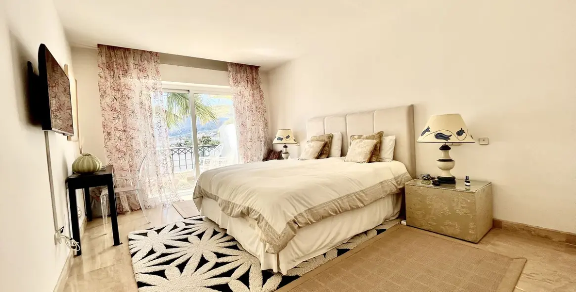 Sale of penthouse in Río Real 30