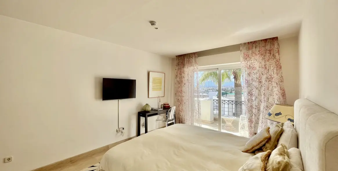 Sale of penthouse in Río Real 31