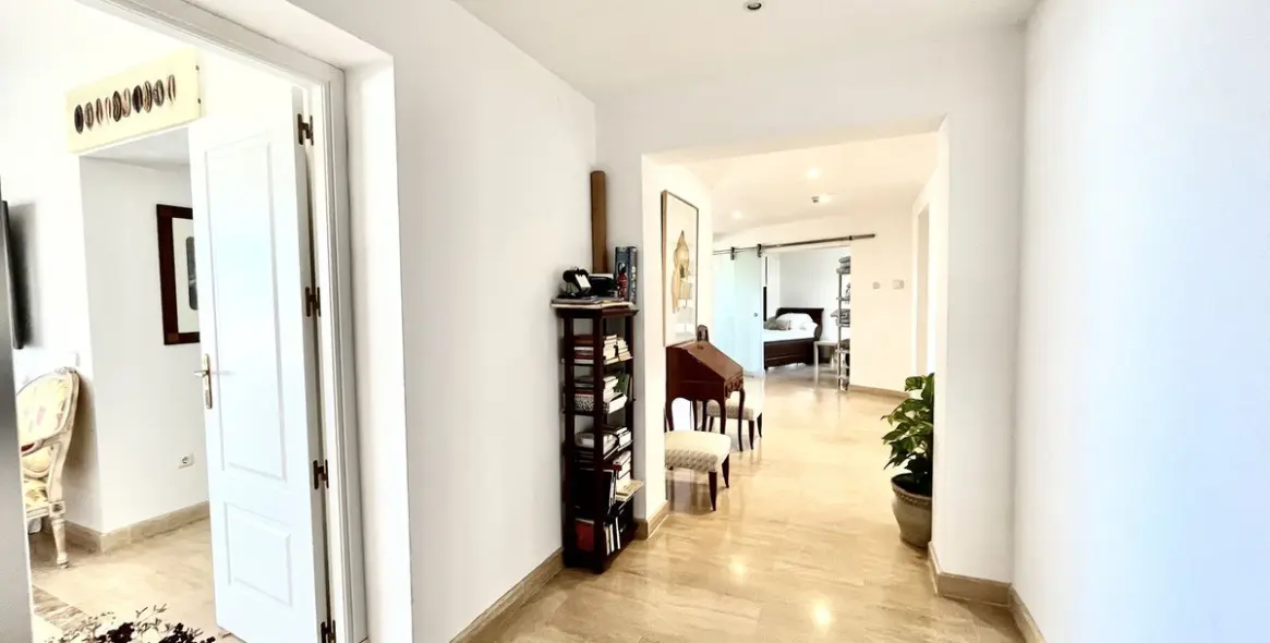 Sale of penthouse in Río Real 33