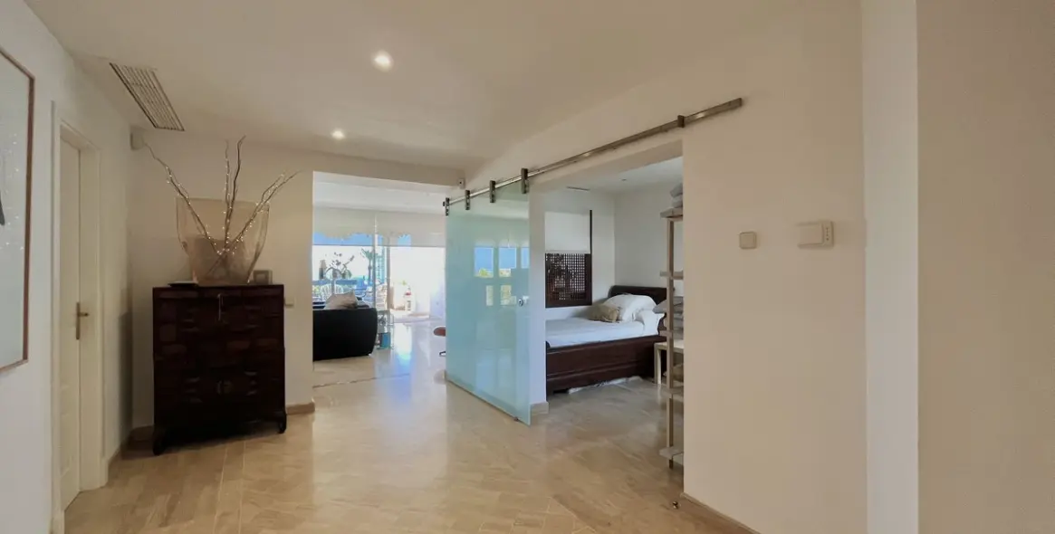 Sale of penthouse in Río Real 36