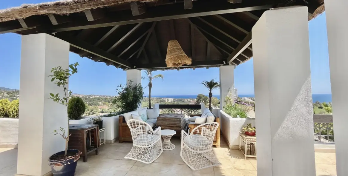Sale of penthouse in Río Real 38