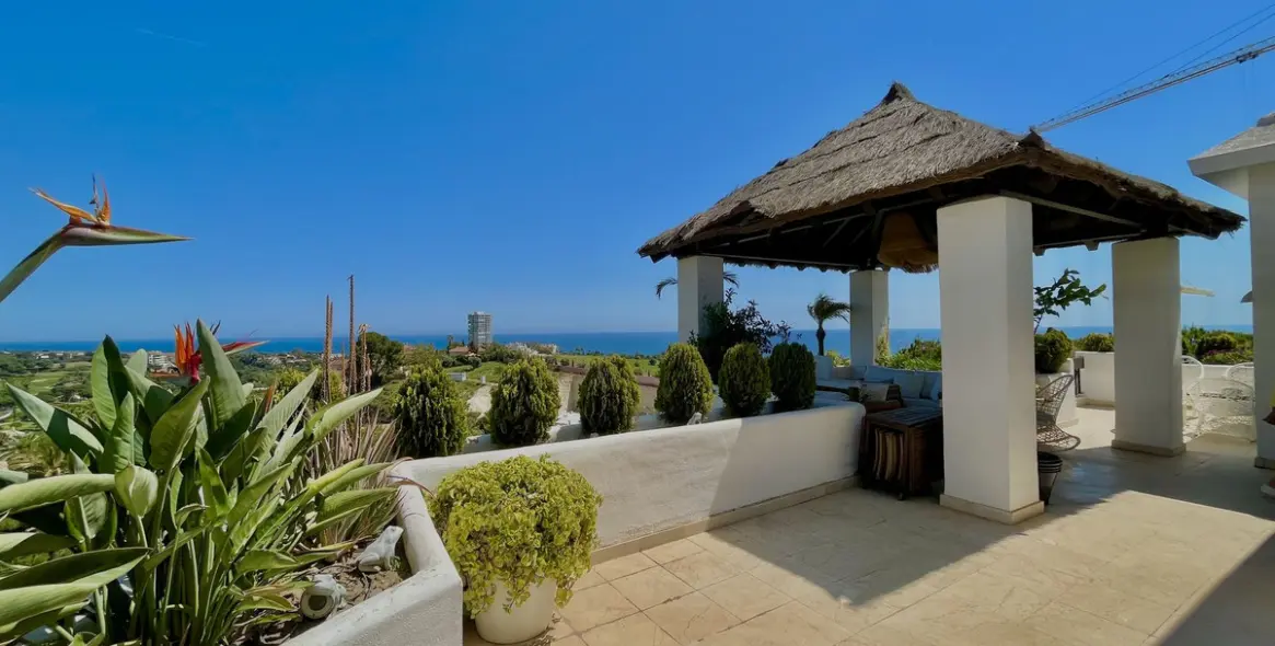 Sale of penthouse in Río Real 46