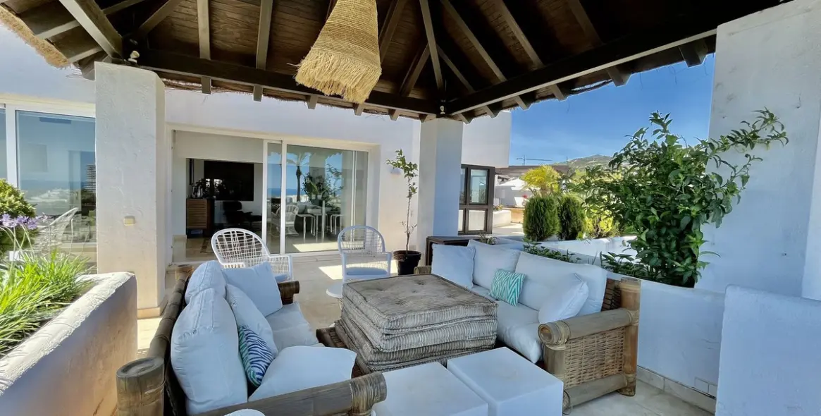 Sale of penthouse in Río Real 48