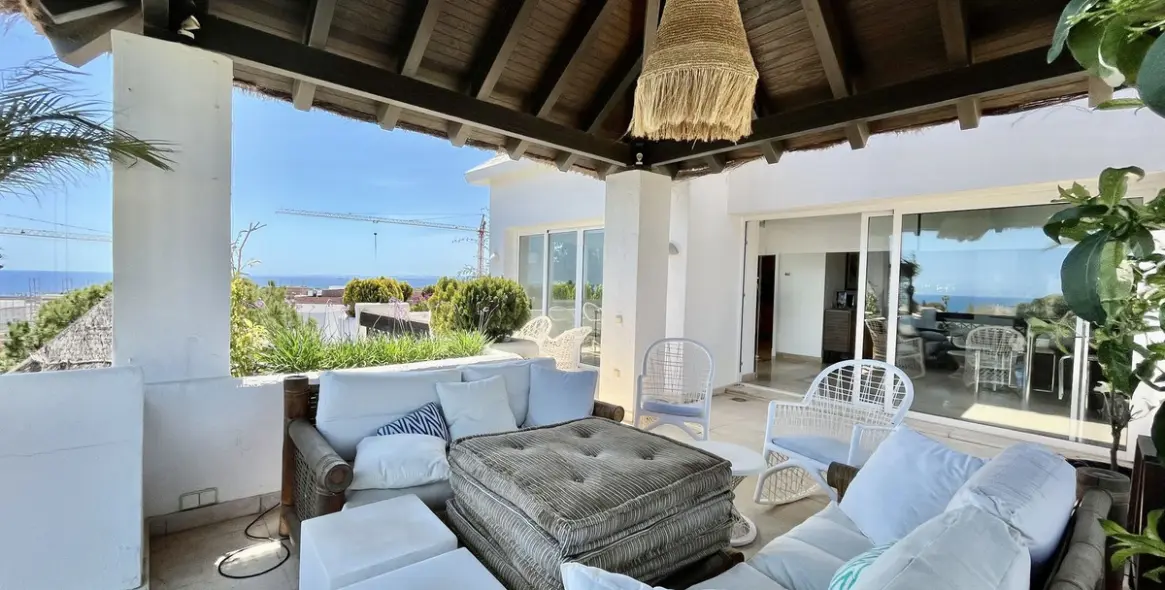 Sale of penthouse in Río Real 49