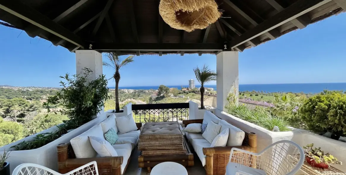 Sale of penthouse in Río Real 52