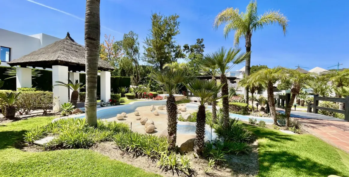 Sale of penthouse in Río Real 56
