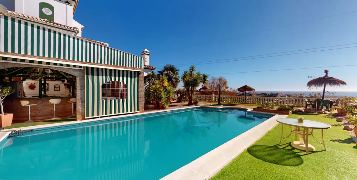 Продажа  отдельно стоящей виллы в Torrox Costa 1