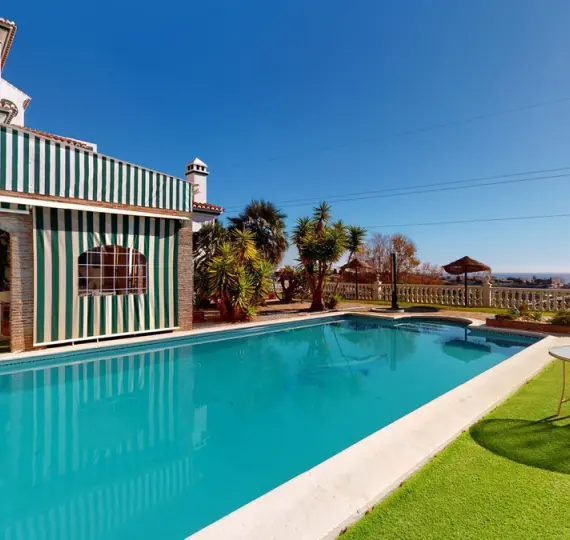 Продажа  отдельно стоящей виллы в Torrox Costa