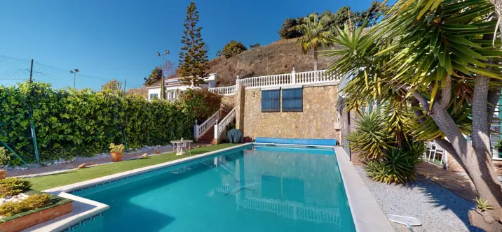 Продажа  отдельно стоящей виллы в Torrox Costa 1