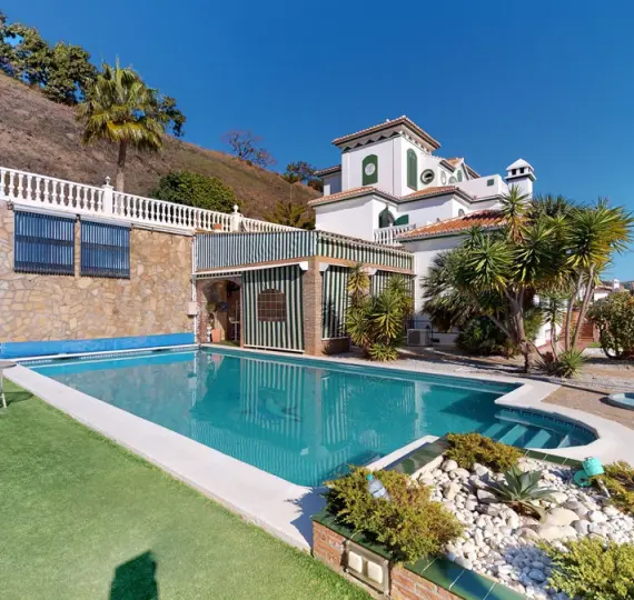 Продажа  отдельно стоящей виллы в Torrox Costa