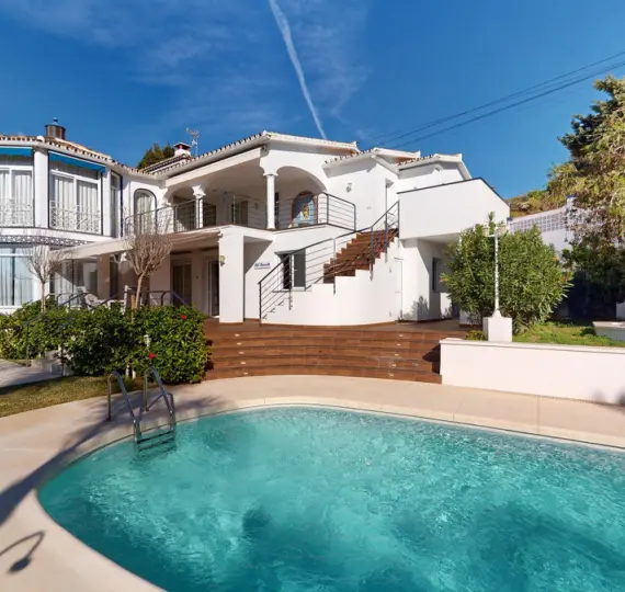 Продажа  отдельно стоящей виллы в Caleta de Vélez