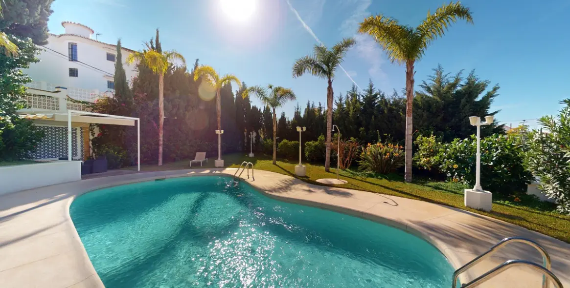 Продажа  отдельно стоящей виллы в Caleta de Vélez 2