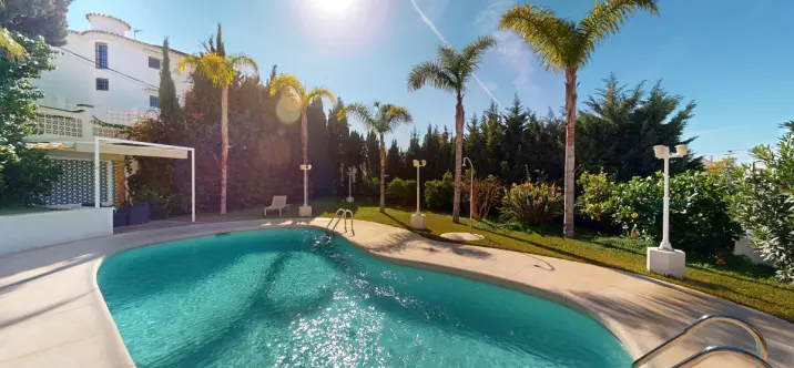 Продажа  отдельно стоящей виллы в Caleta de Vélez 1