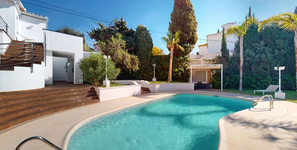 Продажа  отдельно стоящей виллы в Caleta de Vélez 3