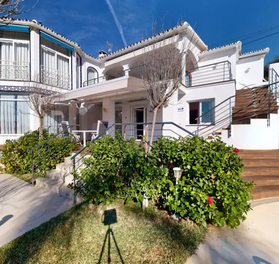 Продажа  отдельно стоящей виллы в Caleta de Vélez